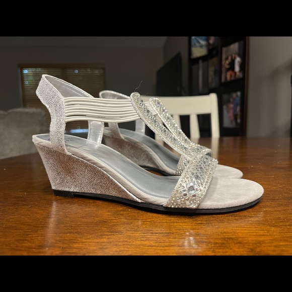 Silver heels - Picture 2 of 2